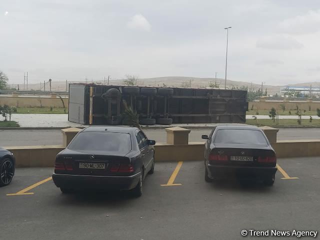Bakıda güclü külək TIR-ı aşırdı