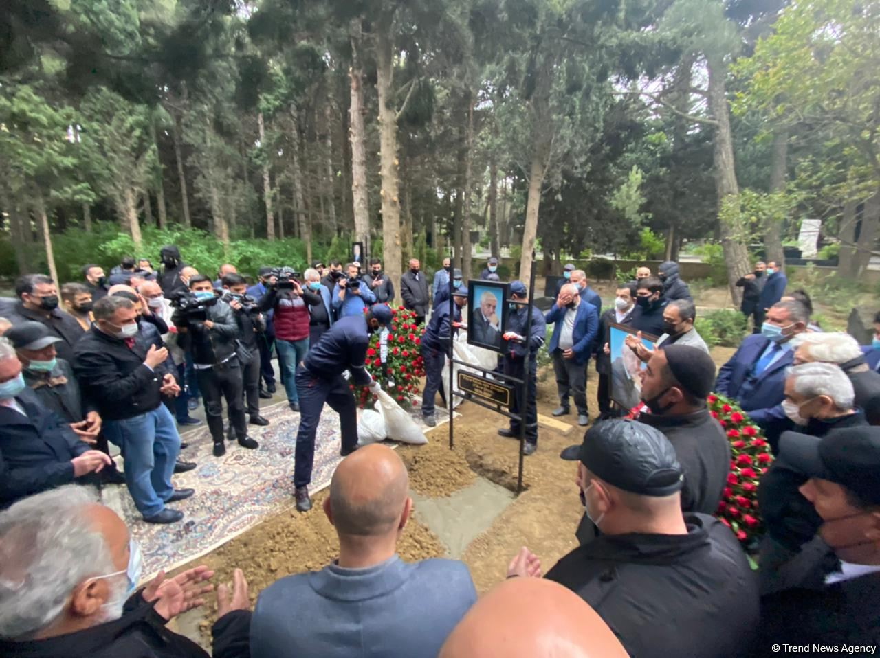 Fikrət Qoca dəfn edilib (FOTO/VİDEO) (ƏLAVƏ OLUNUB)