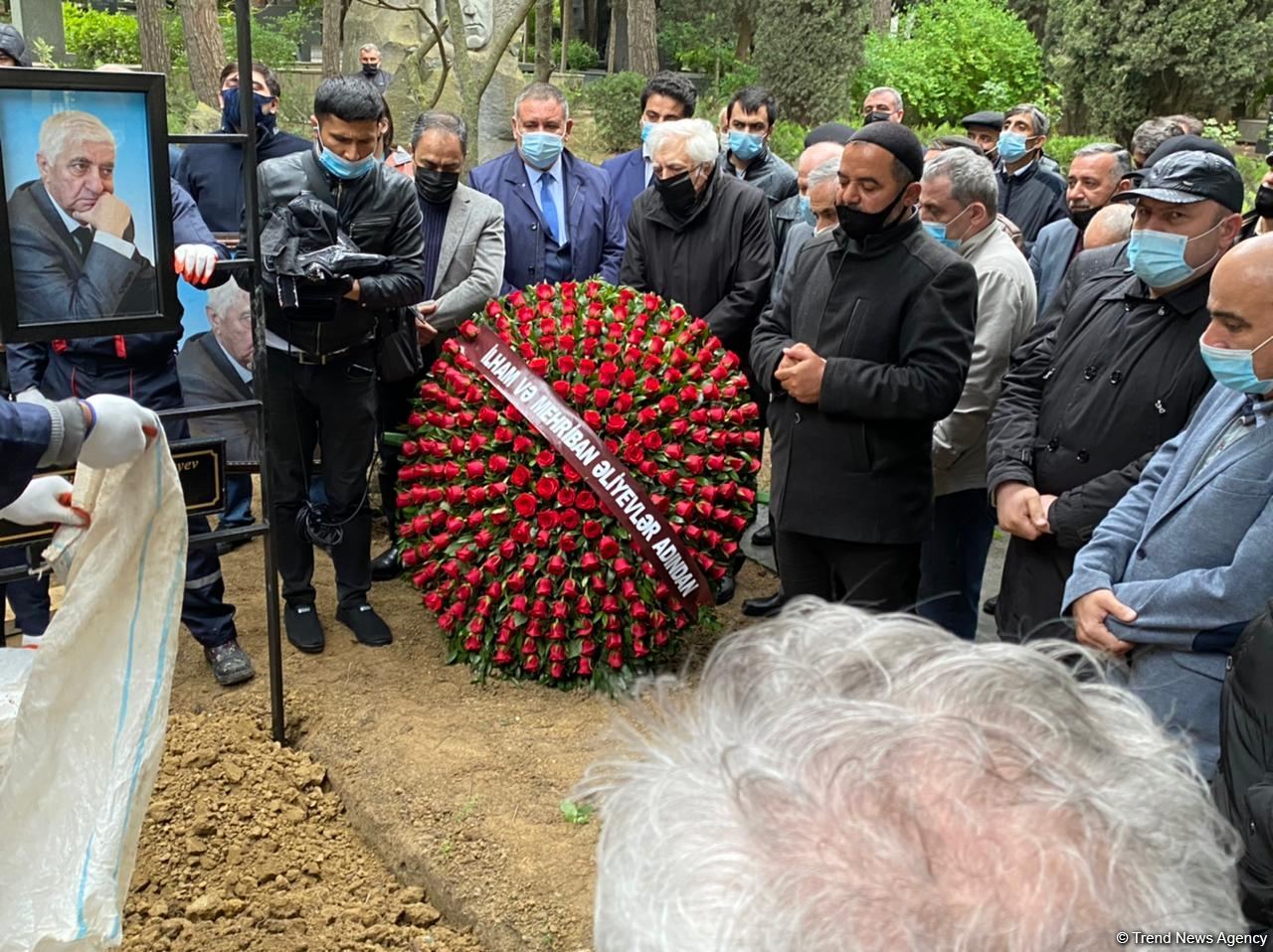 Fikrət Qoca dəfn edilib (FOTO/VİDEO) (ƏLAVƏ OLUNUB)