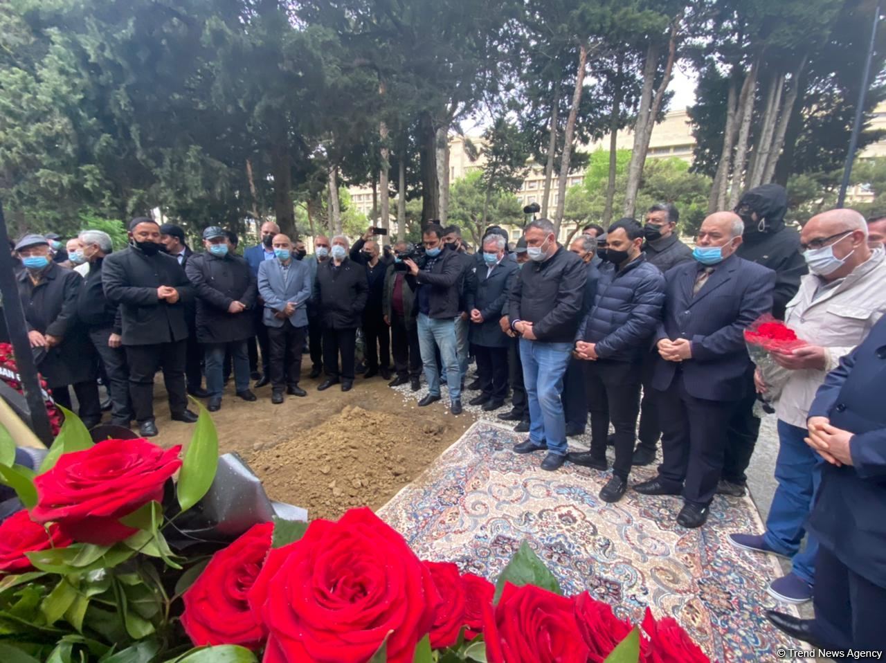 Fikrət Qoca dəfn edilib (FOTO/VİDEO) (ƏLAVƏ OLUNUB)