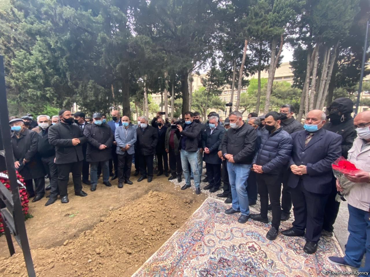 Fikrət Qoca dəfn edilib (FOTO/VİDEO) (ƏLAVƏ OLUNUB)