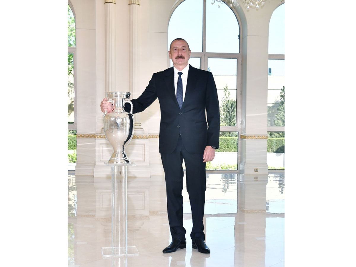 AVRO-2020-nin kuboku Prezident İlham Əliyevə təqdim olunub (FOTO/VİDEO)