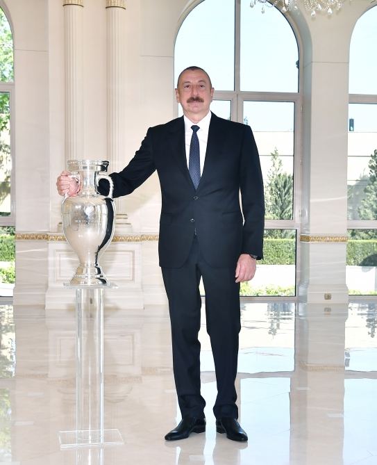 AVRO-2020-nin kuboku Prezident İlham Əliyevə təqdim olunub (FOTO/VİDEO)