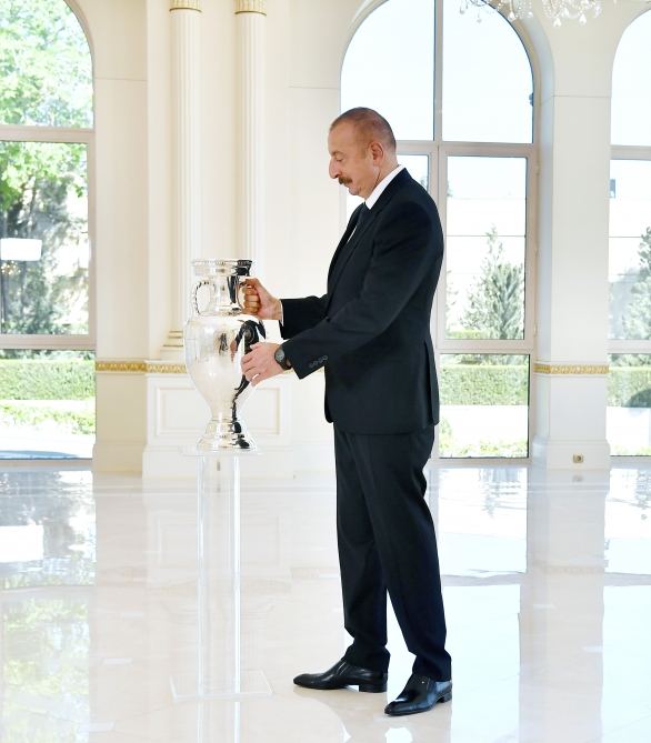 AVRO-2020-nin kuboku Prezident İlham Əliyevə təqdim olunub (FOTO/VİDEO)