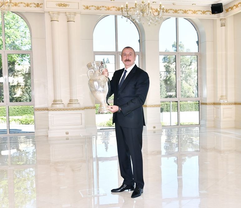 AVRO-2020-nin kuboku Prezident İlham Əliyevə təqdim olunub (FOTO/VİDEO)