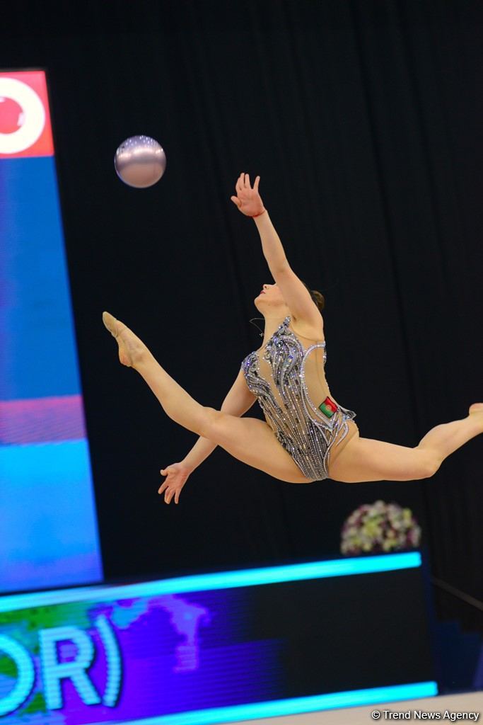 Bədii gimnastika üzrə Dünya Kubokunun birinci günündə maraqlı anlar (FOTO)