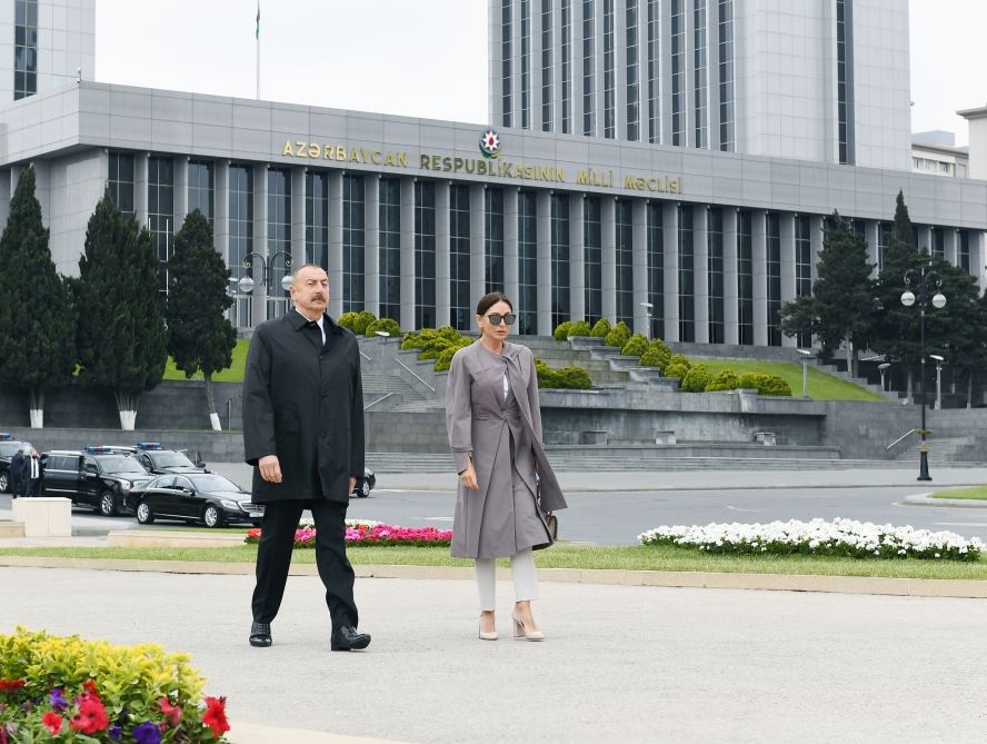 Prezident İlham Əliyev və birinci xanım Mehriban Əliyeva Həzi Aslanovun məzarını ziyarət ediblər (FOTO/VİDEO)