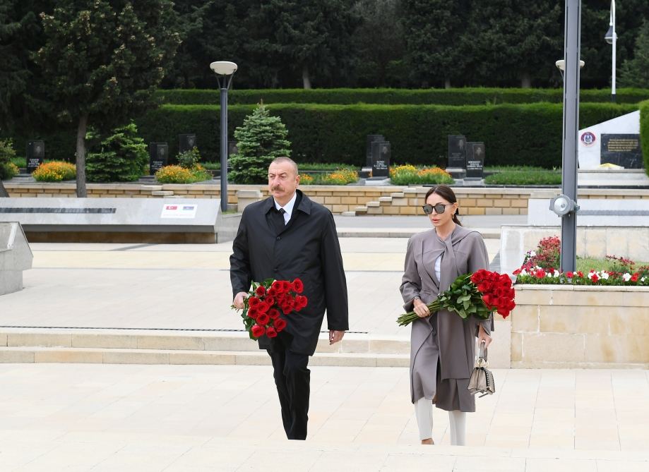 Prezident İlham Əliyev və birinci xanım Mehriban Əliyeva Həzi Aslanovun məzarını ziyarət ediblər (FOTO/VİDEO)