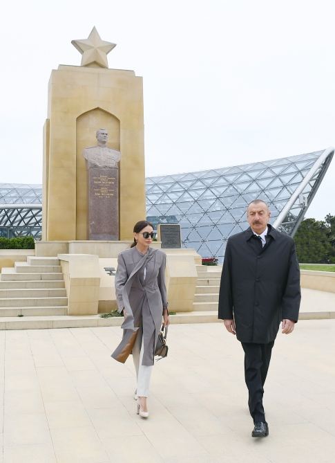 Prezident İlham Əliyev və birinci xanım Mehriban Əliyeva Həzi Aslanovun məzarını ziyarət ediblər (FOTO/VİDEO)