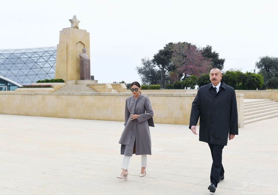 Prezident İlham Əliyev və birinci xanım Mehriban Əliyeva Həzi Aslanovun məzarını ziyarət ediblər (FOTO/VİDEO)