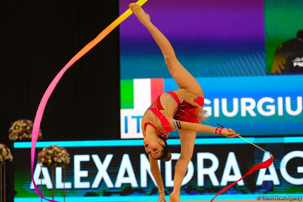 Bədii gimnastika üzrə Dünya Kubokunun üçüncü günündə maraqlı anlar (FOTO)