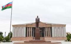 Prezident İlham Əliyev ümummilli lider Heydər Əliyevin Naxçıvan şəhərində ucaldılan abidəsini ziyarət edib (FOTO)
