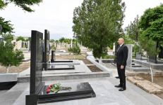 Prezident İlham Əliyev Naxçıvan şəhər qəbiristanlığında Vətən müharibəsi şəhidlərinin məzarlarını ziyarət edib (FOTO)