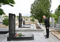 Prezident İlham Əliyev Naxçıvan şəhər qəbiristanlığında Vətən müharibəsi şəhidlərinin məzarlarını ziyarət edib (FOTO)