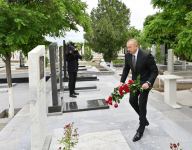 Prezident İlham Əliyev Naxçıvan şəhər qəbiristanlığında Vətən müharibəsi şəhidlərinin məzarlarını ziyarət edib (FOTO)