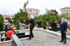 Prezident İlham Əliyev Naxçıvan şəhər qəbiristanlığında Vətən müharibəsi şəhidlərinin məzarlarını ziyarət edib (FOTO)