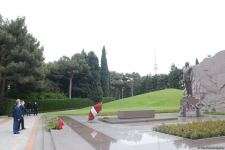 Ölkə ictimaiyyəti Ulu Öndər Heydər Əliyevin məzarını ziyarət edir (FOTO)