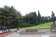 Ölkə ictimaiyyəti Ulu Öndər Heydər Əliyevin məzarını ziyarət edir (FOTO)
