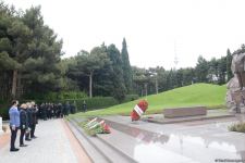 Ölkə ictimaiyyəti Ulu Öndər Heydər Əliyevin məzarını ziyarət edir (FOTO)