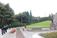 Ölkə ictimaiyyəti Ulu Öndər Heydər Əliyevin məzarını ziyarət edir (FOTO)