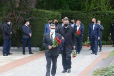 Ölkə ictimaiyyəti Ulu Öndər Heydər Əliyevin məzarını ziyarət edir (FOTO)