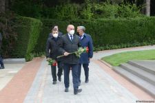 Ölkə ictimaiyyəti Ulu Öndər Heydər Əliyevin məzarını ziyarət edir (FOTO)