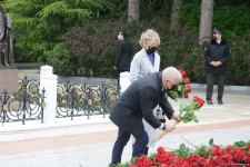 Ölkə ictimaiyyəti Ulu Öndər Heydər Əliyevin məzarını ziyarət edir (FOTO)