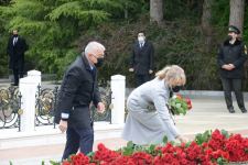 Ölkə ictimaiyyəti Ulu Öndər Heydər Əliyevin məzarını ziyarət edir (FOTO)
