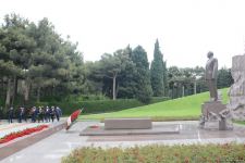 Ölkə ictimaiyyəti Ulu Öndər Heydər Əliyevin məzarını ziyarət edir (FOTO)
