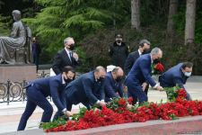 Ölkə ictimaiyyəti Ulu Öndər Heydər Əliyevin məzarını ziyarət edir (FOTO)
