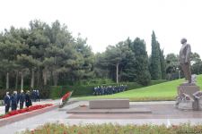 Ölkə ictimaiyyəti Ulu Öndər Heydər Əliyevin məzarını ziyarət edir (FOTO)