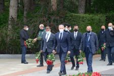 Ölkə ictimaiyyəti Ulu Öndər Heydər Əliyevin məzarını ziyarət edir (FOTO)