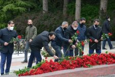 Ölkə ictimaiyyəti Ulu Öndər Heydər Əliyevin məzarını ziyarət edir (FOTO)