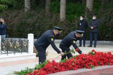 Ölkə ictimaiyyəti Ulu Öndər Heydər Əliyevin məzarını ziyarət edir (FOTO)