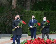 Ölkə ictimaiyyəti Ulu Öndər Heydər Əliyevin məzarını ziyarət edir (FOTO)