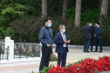 Ölkə ictimaiyyəti Ulu Öndər Heydər Əliyevin məzarını ziyarət edir (FOTO)