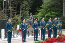 Ölkə ictimaiyyəti Ulu Öndər Heydər Əliyevin məzarını ziyarət edir (FOTO)