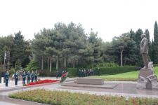 Ölkə ictimaiyyəti Ulu Öndər Heydər Əliyevin məzarını ziyarət edir (FOTO)