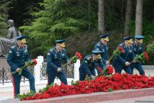 Ölkə ictimaiyyəti Ulu Öndər Heydər Əliyevin məzarını ziyarət edir (FOTO)