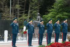 Ölkə ictimaiyyəti Ulu Öndər Heydər Əliyevin məzarını ziyarət edir (FOTO)