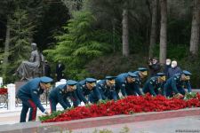 Ölkə ictimaiyyəti Ulu Öndər Heydər Əliyevin məzarını ziyarət edir (FOTO)