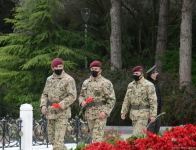 Ölkə ictimaiyyəti Ulu Öndər Heydər Əliyevin məzarını ziyarət edir (FOTO)