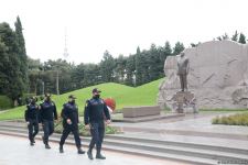 Ölkə ictimaiyyəti Ulu Öndər Heydər Əliyevin məzarını ziyarət edir (FOTO)