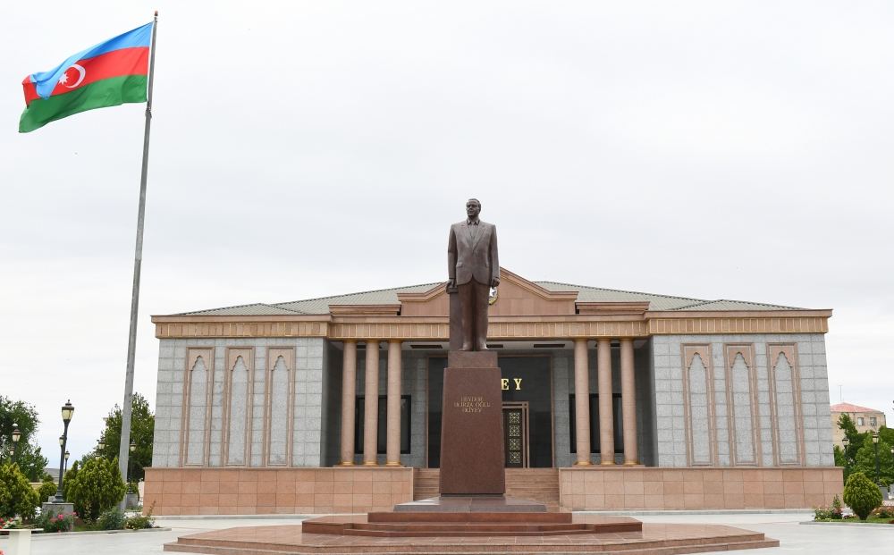 Prezident İlham Əliyev ümummilli lider Heydər Əliyevin Naxçıvan şəhərində ucaldılan abidəsini ziyarət edib (FOTO)