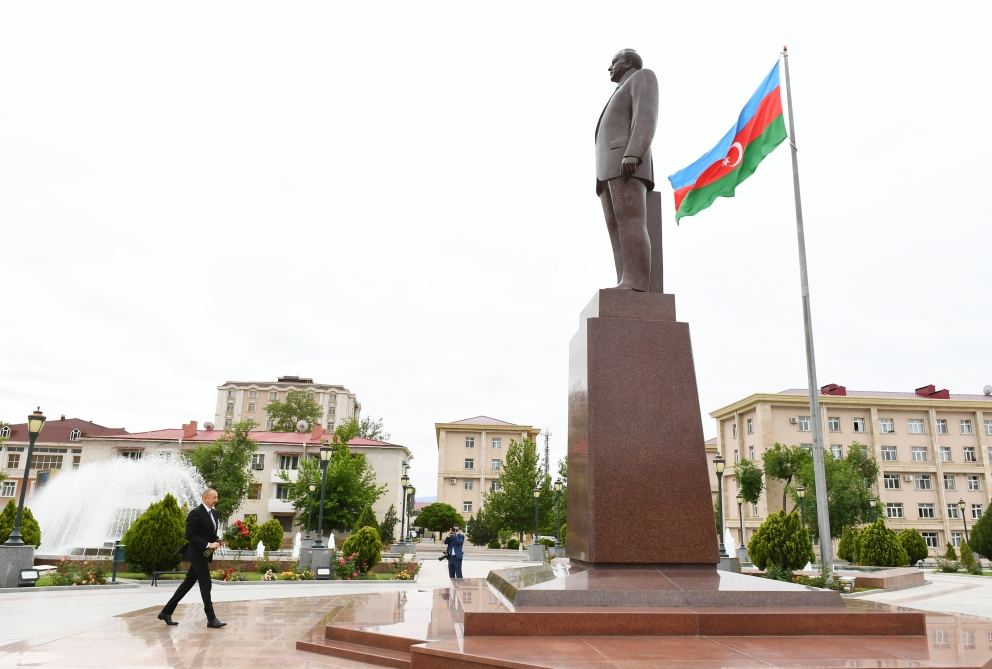 Prezident İlham Əliyev ümummilli lider Heydər Əliyevin Naxçıvan şəhərində ucaldılan abidəsini ziyarət edib (FOTO)