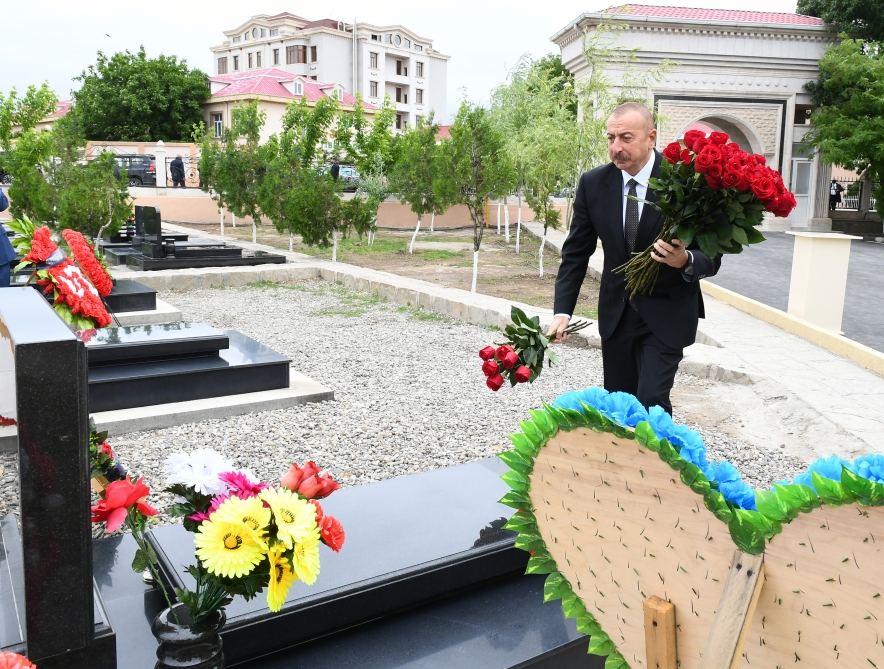 Prezident İlham Əliyev Naxçıvan şəhər qəbiristanlığında Vətən müharibəsi şəhidlərinin məzarlarını ziyarət edib (FOTO)