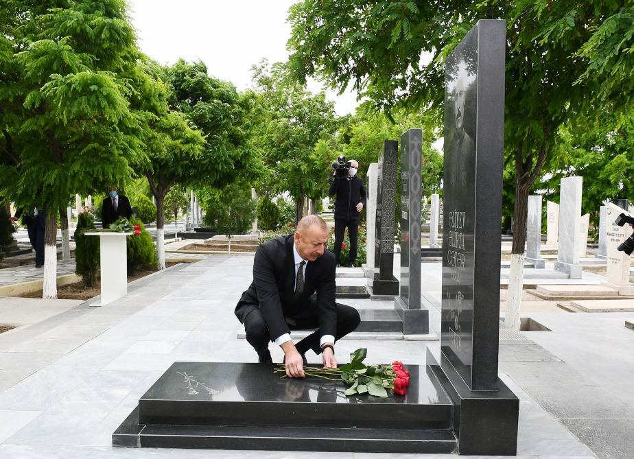 Prezident İlham Əliyev Naxçıvan şəhər qəbiristanlığında Vətən müharibəsi şəhidlərinin məzarlarını ziyarət edib (FOTO)