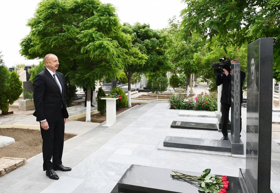 Prezident İlham Əliyev Naxçıvan şəhər qəbiristanlığında Vətən müharibəsi şəhidlərinin məzarlarını ziyarət edib (FOTO)