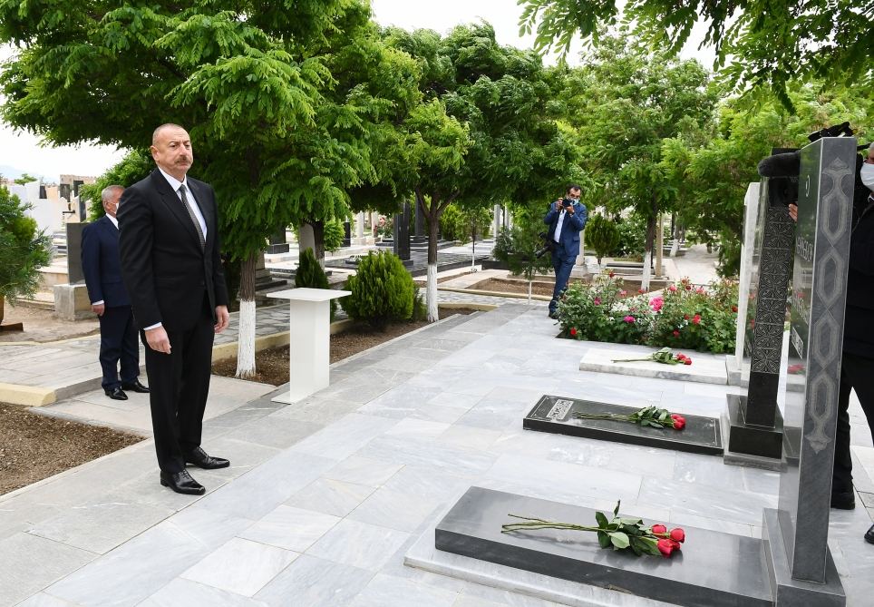 Prezident İlham Əliyev Naxçıvan şəhər qəbiristanlığında Vətən müharibəsi şəhidlərinin məzarlarını ziyarət edib (FOTO)