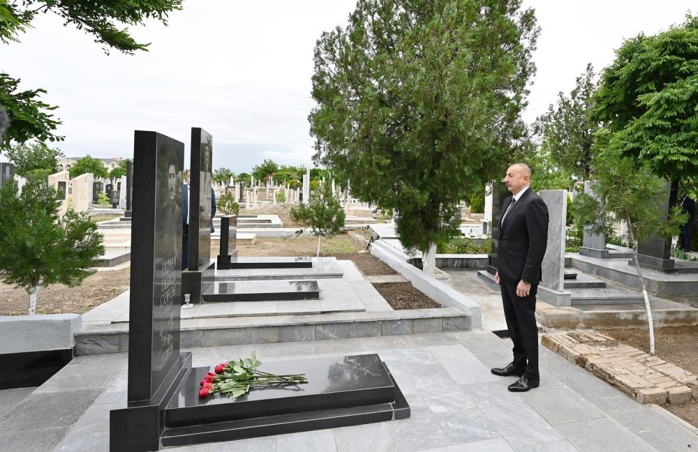 Prezident İlham Əliyev Naxçıvan şəhər qəbiristanlığında Vətən müharibəsi şəhidlərinin məzarlarını ziyarət edib (FOTO)